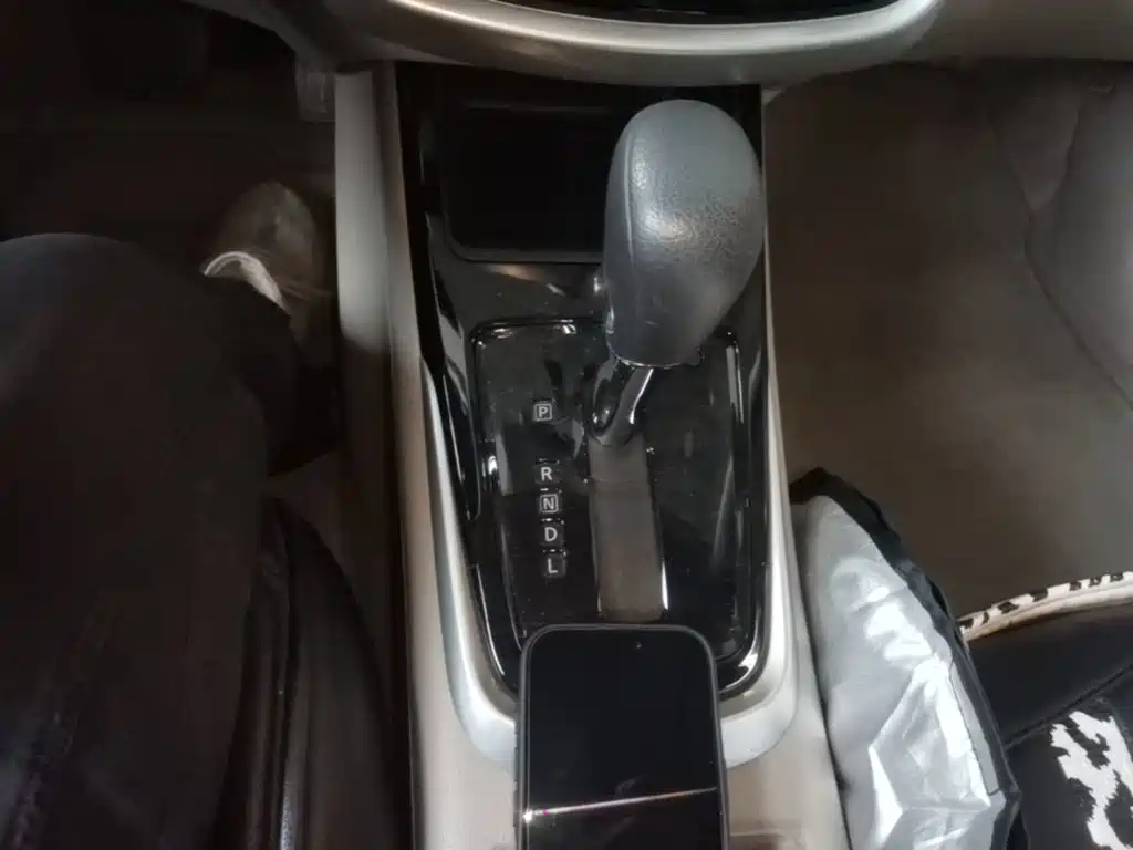 صورة 14 - Nissan Tiida