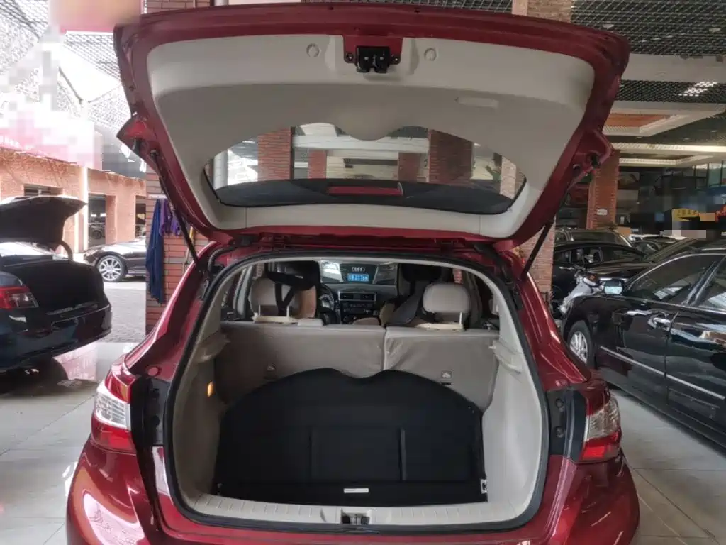 صورة 19 - Nissan Tiida