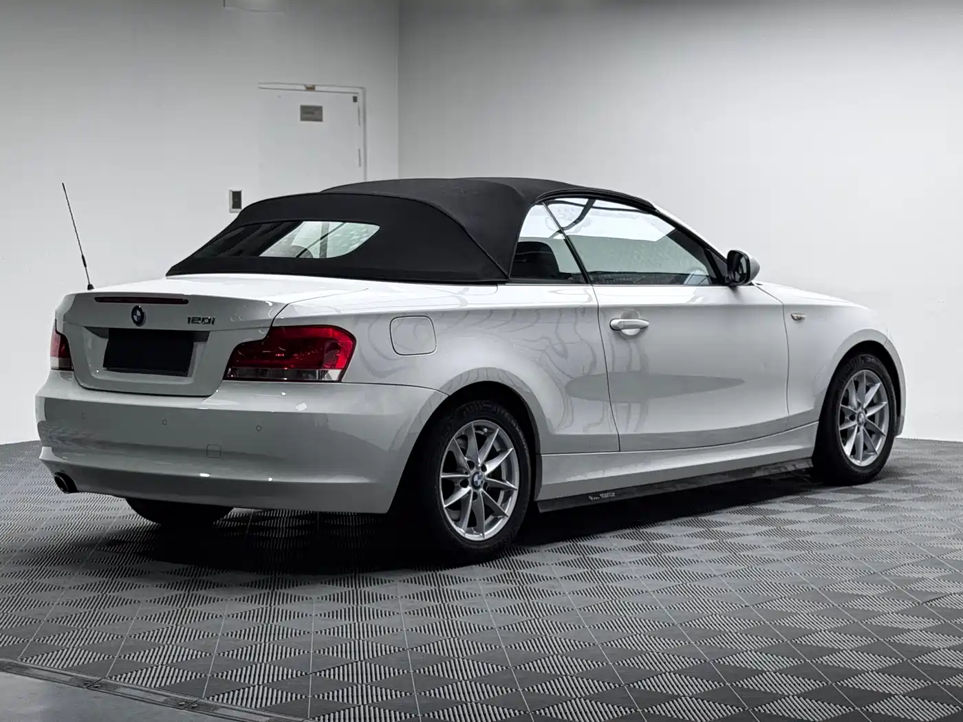 BMW 1 Series (Import) 2011 120i Convertible фото 5