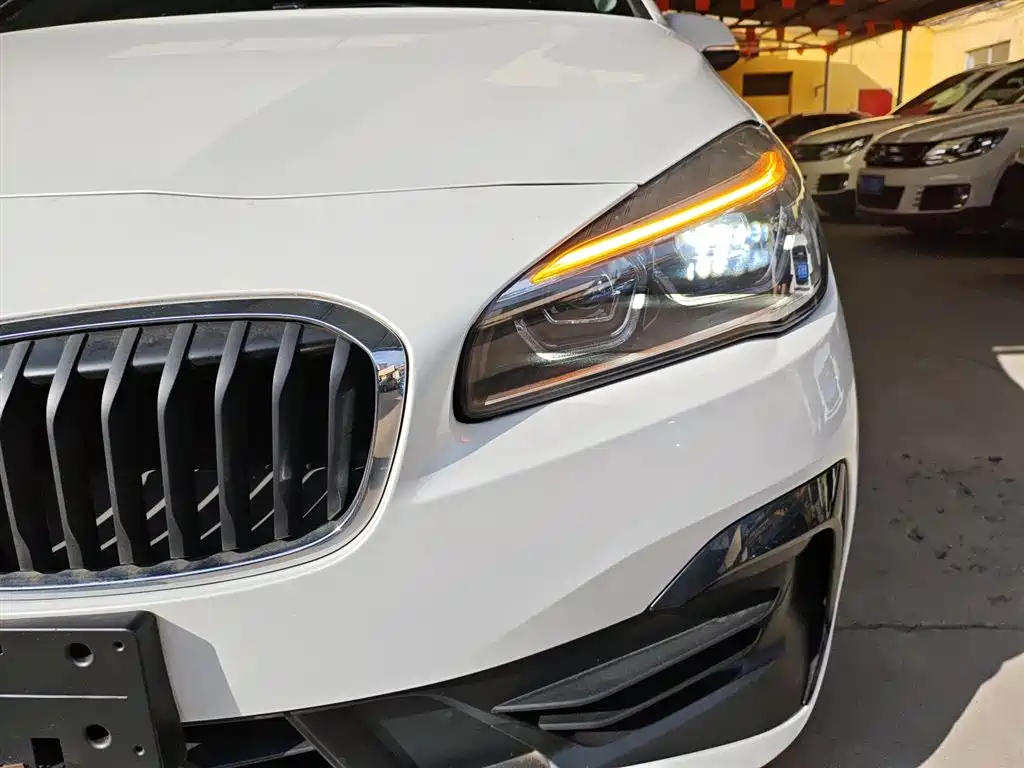 BMW 2 Series Touring 2018 218i Luxury Line фото 19