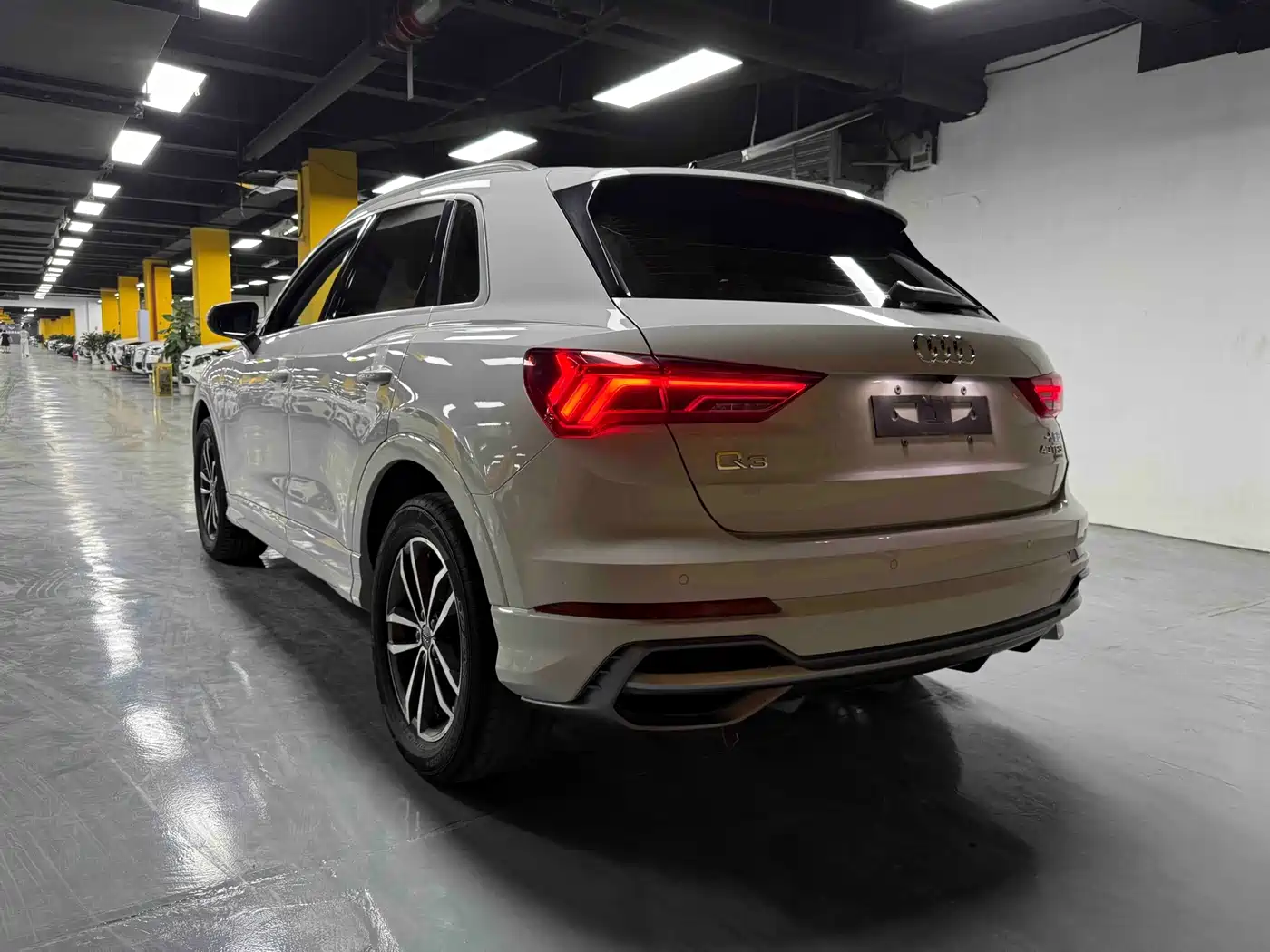 Photo 8 - Audi Q3