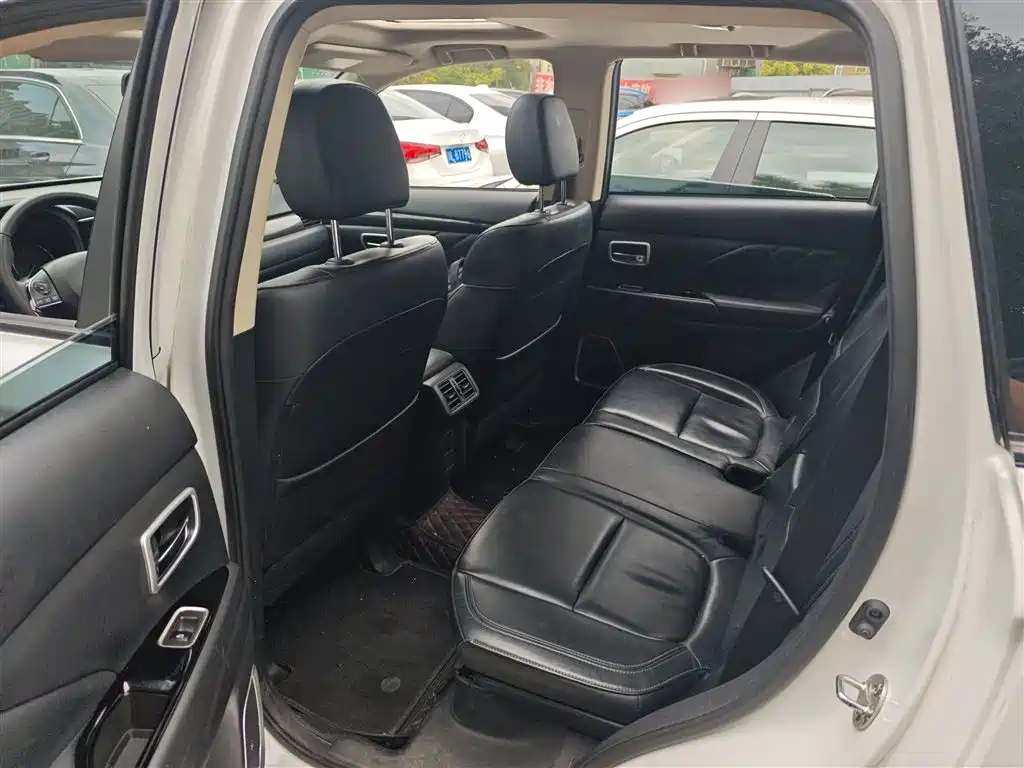 MITSUBISHI OUTLANDER