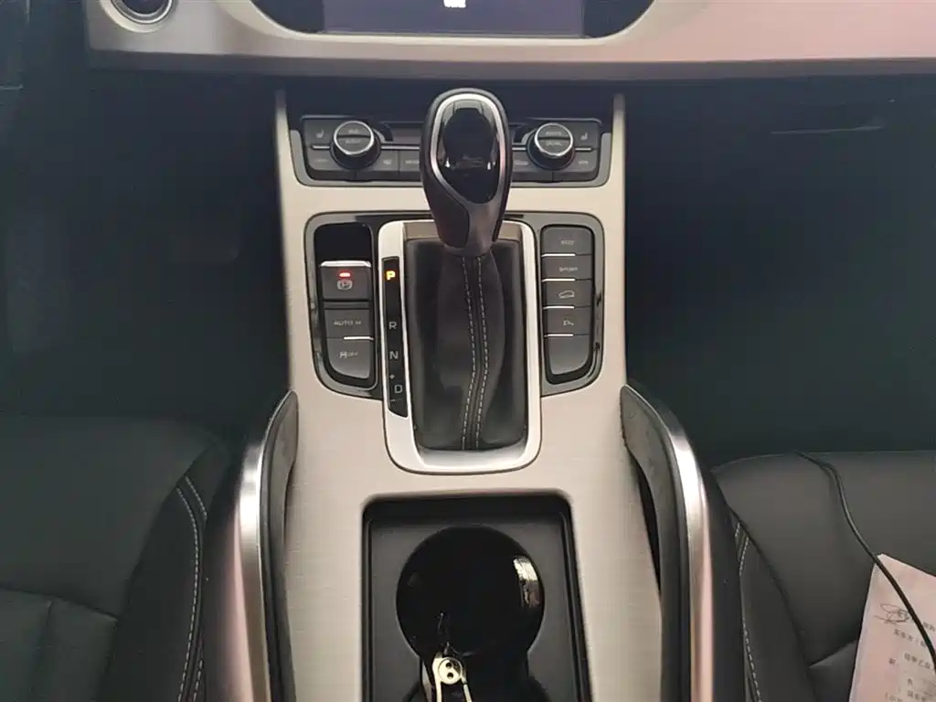 Фото 14 - Geely Atlas
