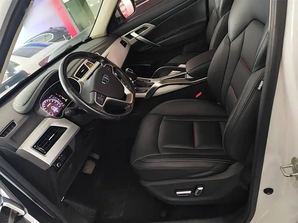 Фото 15 - Geely Atlas