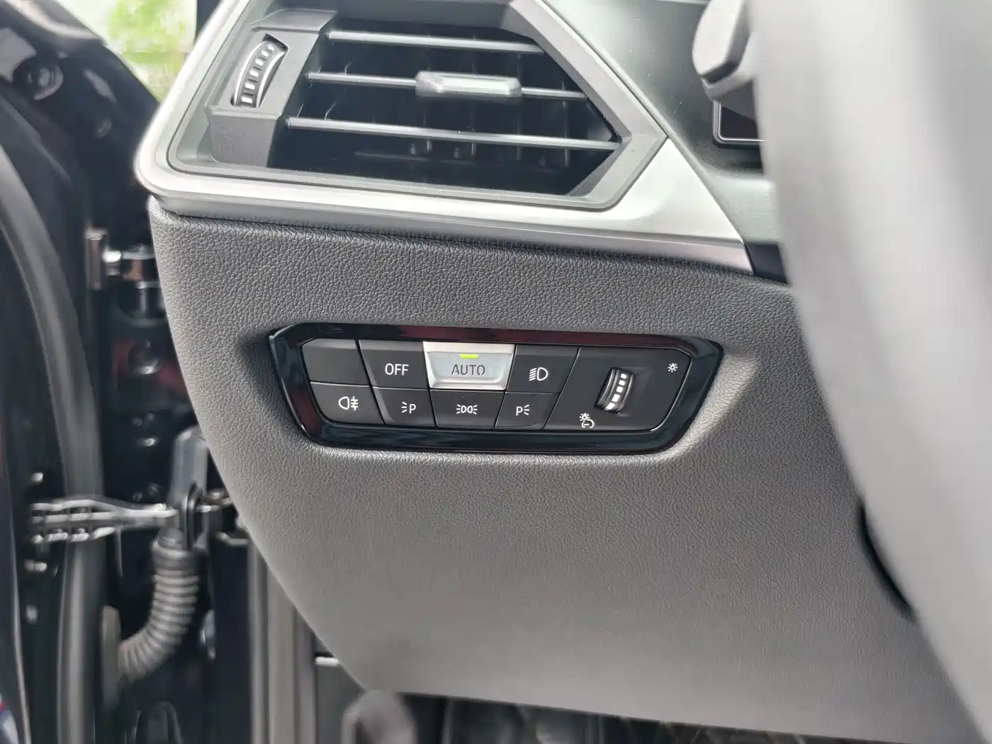 BMW 3 Series 2024 320i M Sport Package фото 12