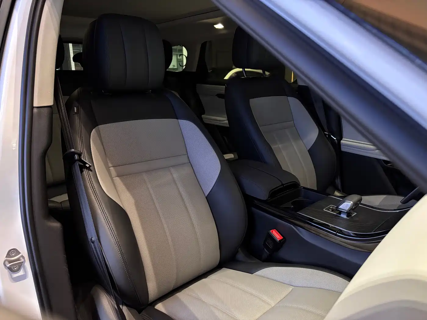Land Rover Range Rover Evoque 2024 Range Rover Evoque L 249PS Light Master Edition фото 13