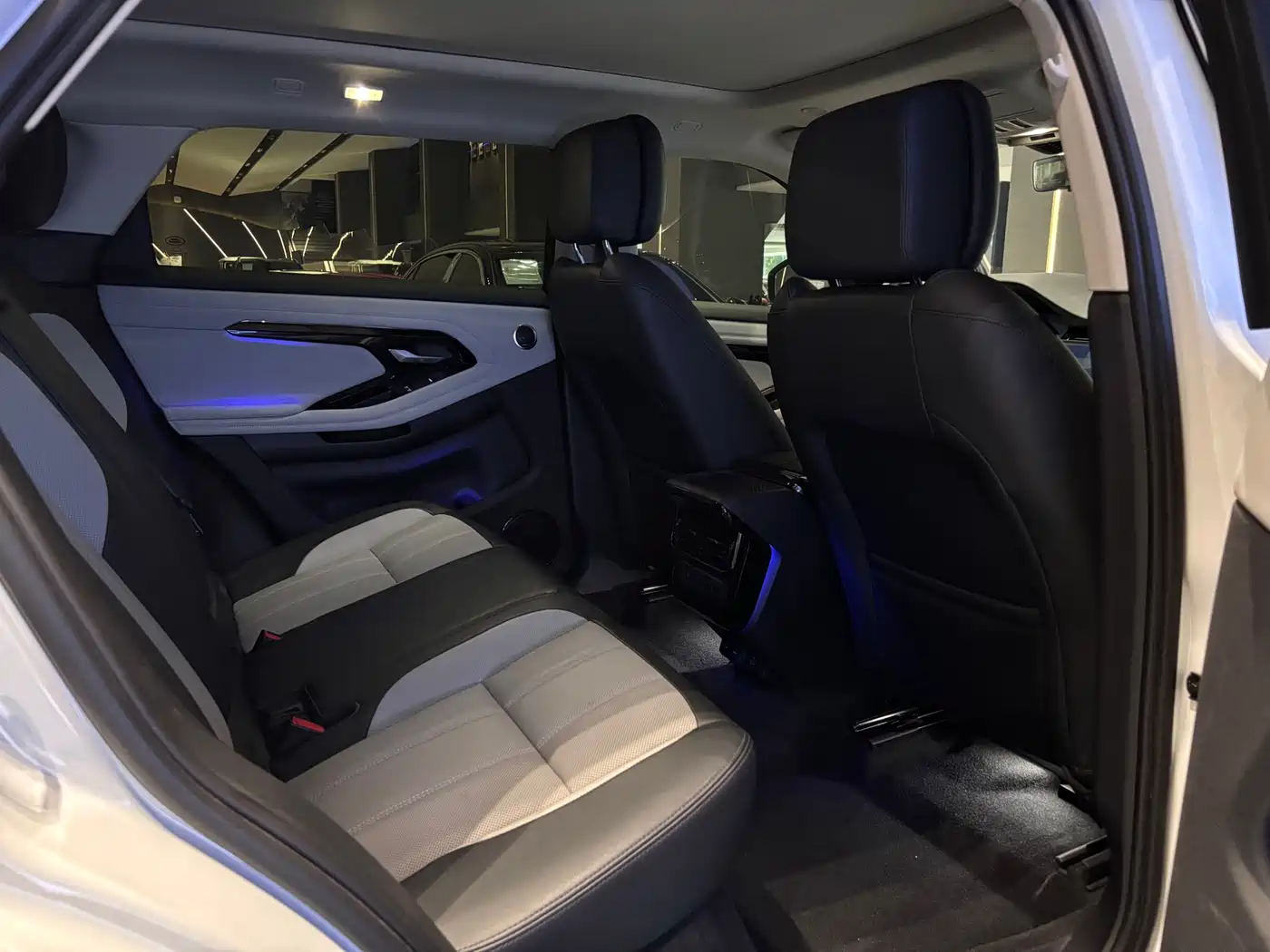 Land Rover Range Rover Evoque 2024 Range Rover Evoque L 249PS Light Master Edition фото 14