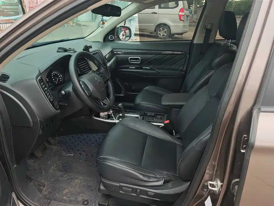 Mitsubishi Outlander 2020 2.0L 2WD Premium 5-seater фото 9