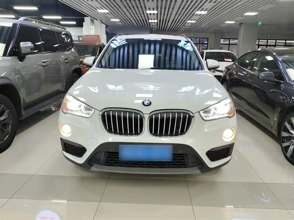 BMW X1 2016 sDrive18Li Premium Model фото 3