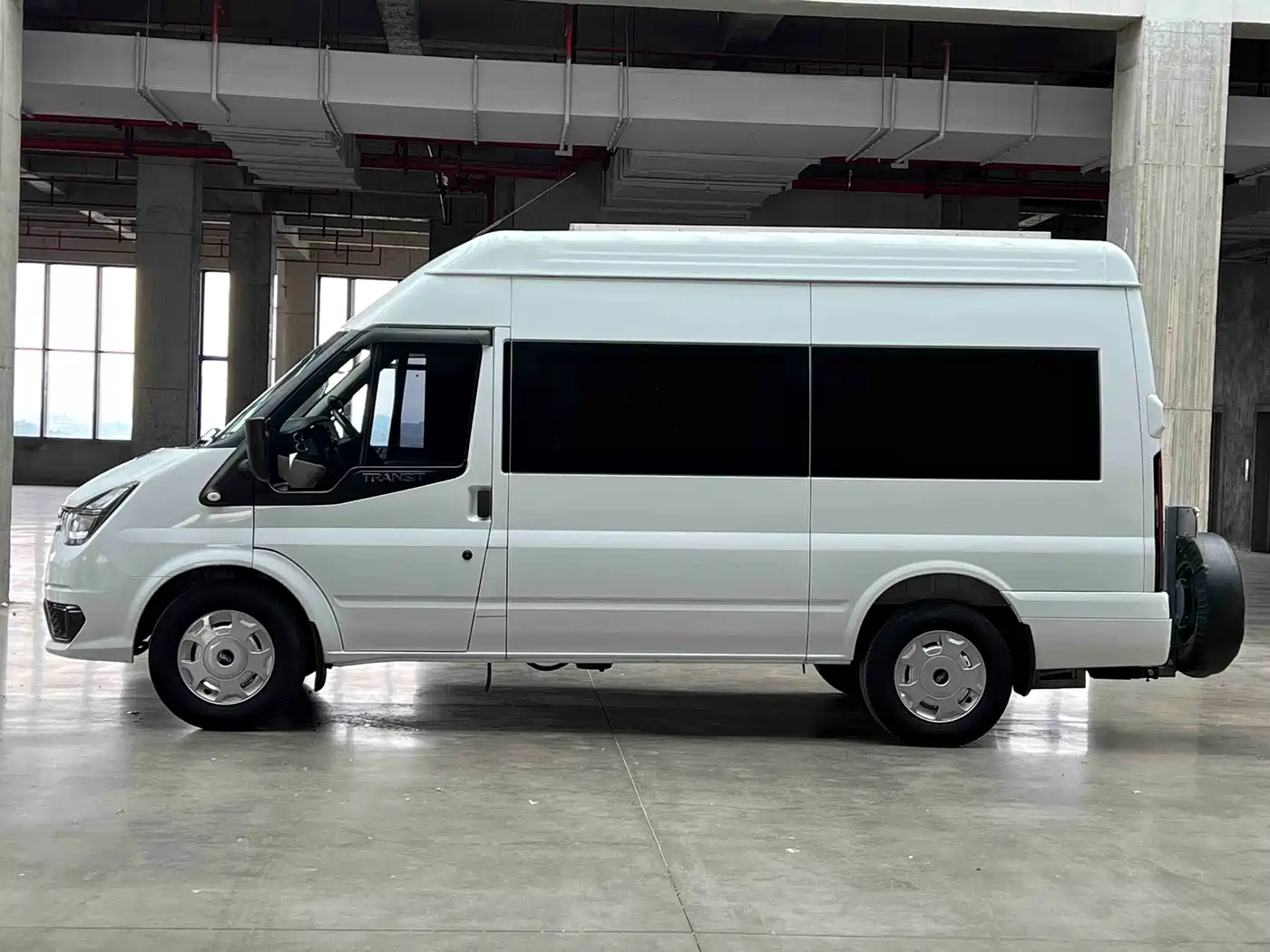 Ford New Generation Transit 2022 2.2T Manual Luxury Passenger Van Pro Medium Wheelbase 9-Seater Medium-High Roof фото 6