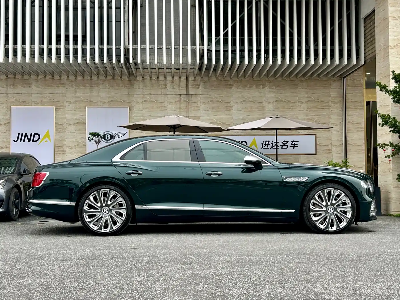 Bentley Flying Spur 2024 4.0T V8 Mulliner фото 10