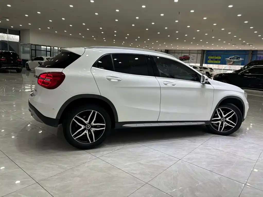 MERCEDES-BENZ GLA