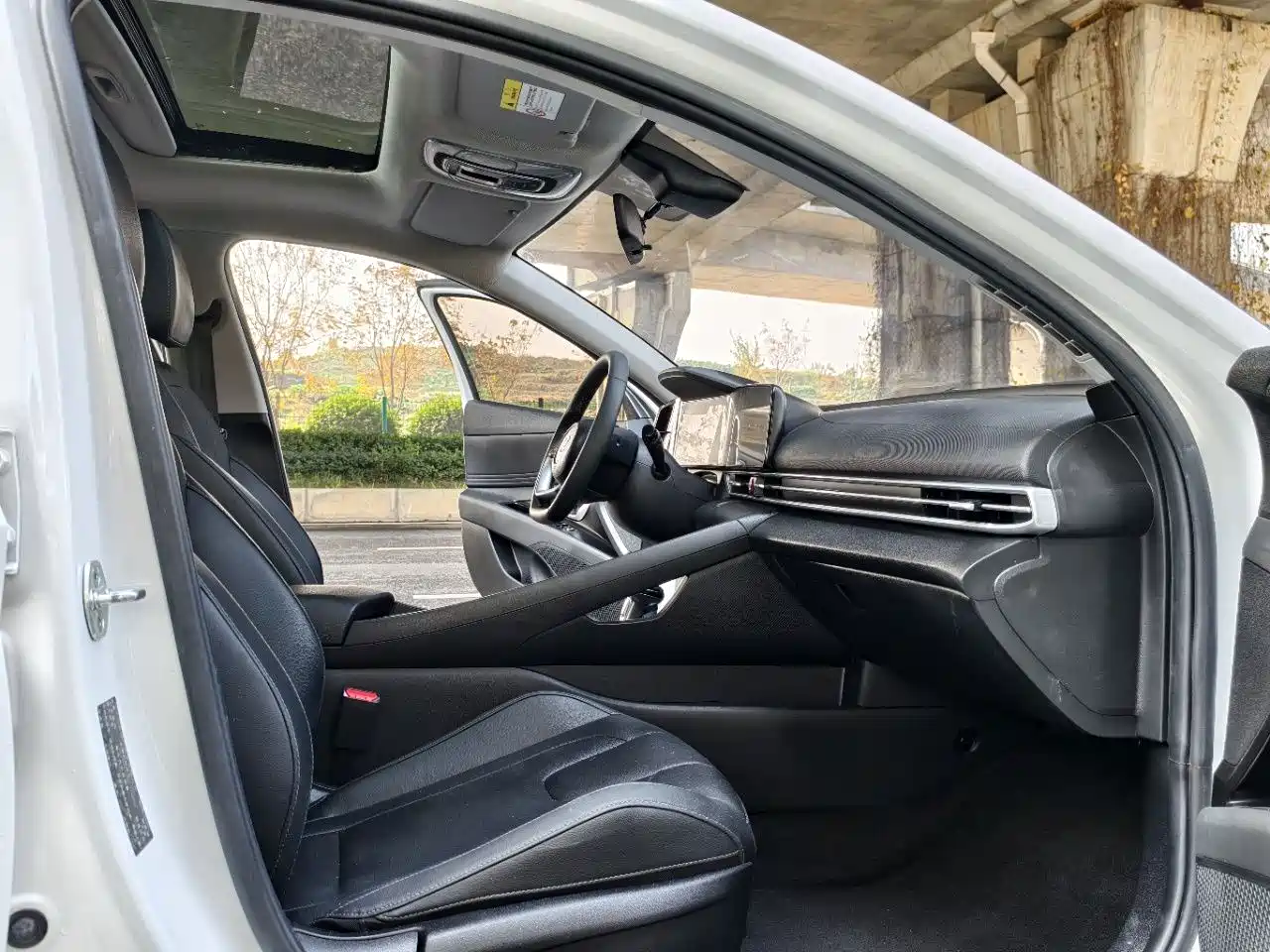 Hyundai Elantra 2022 1.5L CVT LUX Premium Edition фото 9