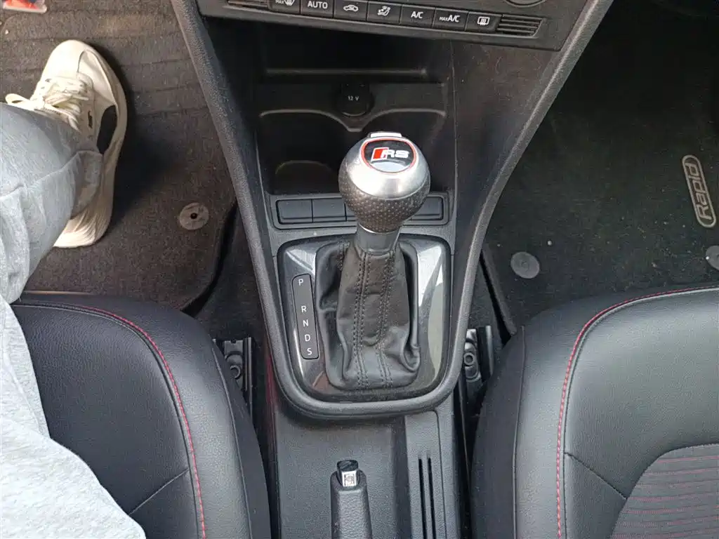 Škoda Skoda Rapid Spaceback 2016 1.6L Automatic Smart Edition фото 10