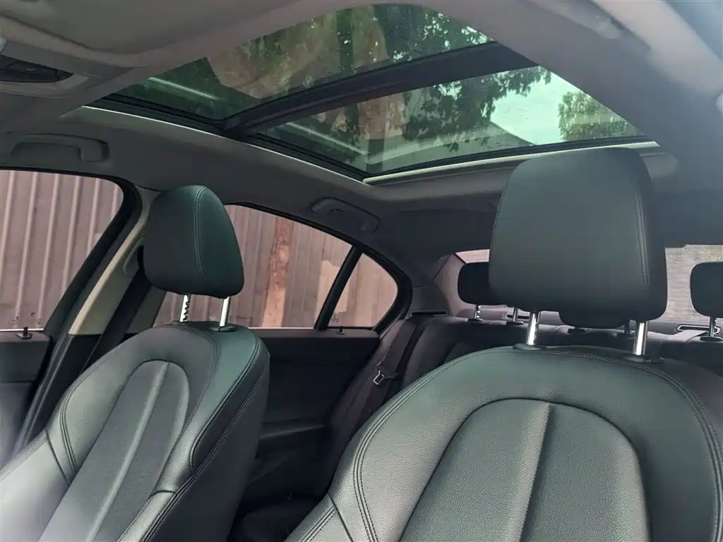 BMW 1 Series 2018 118i Sport Edition фото 5