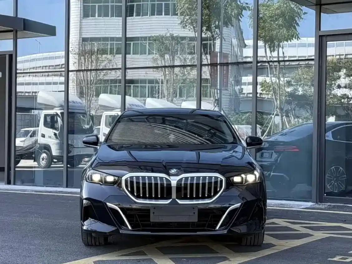 BMW 5 Series 2024 530Li Leading M Sport Package фото 13