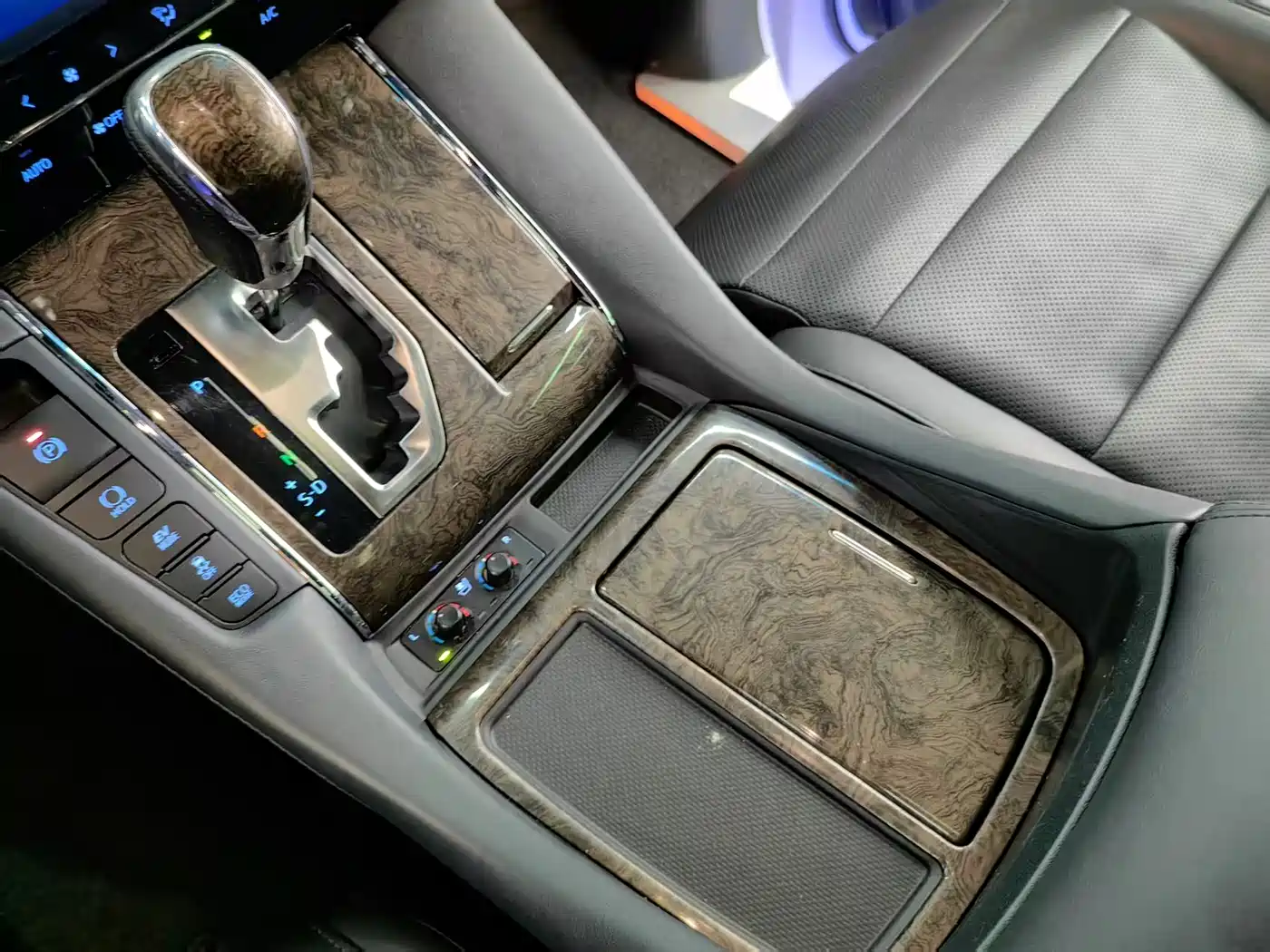 Toyota Vellfire 2019 Hybrid 2.5L HV Premium Edition фото 7