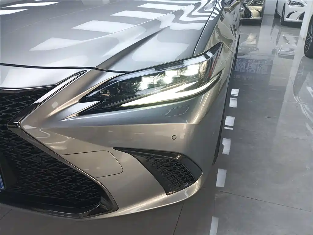 Lexus ES 2021 300h F SPORT фото 24