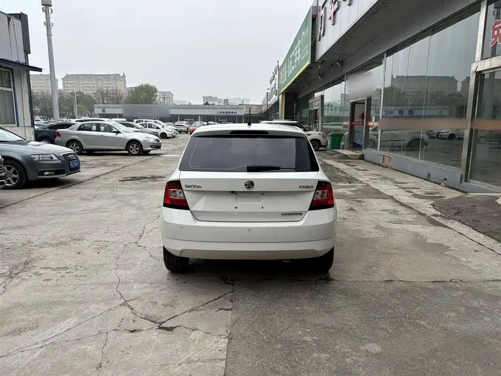 Škoda Fabia 2017 1.4L Manual Car Enjoy Edition фото 8