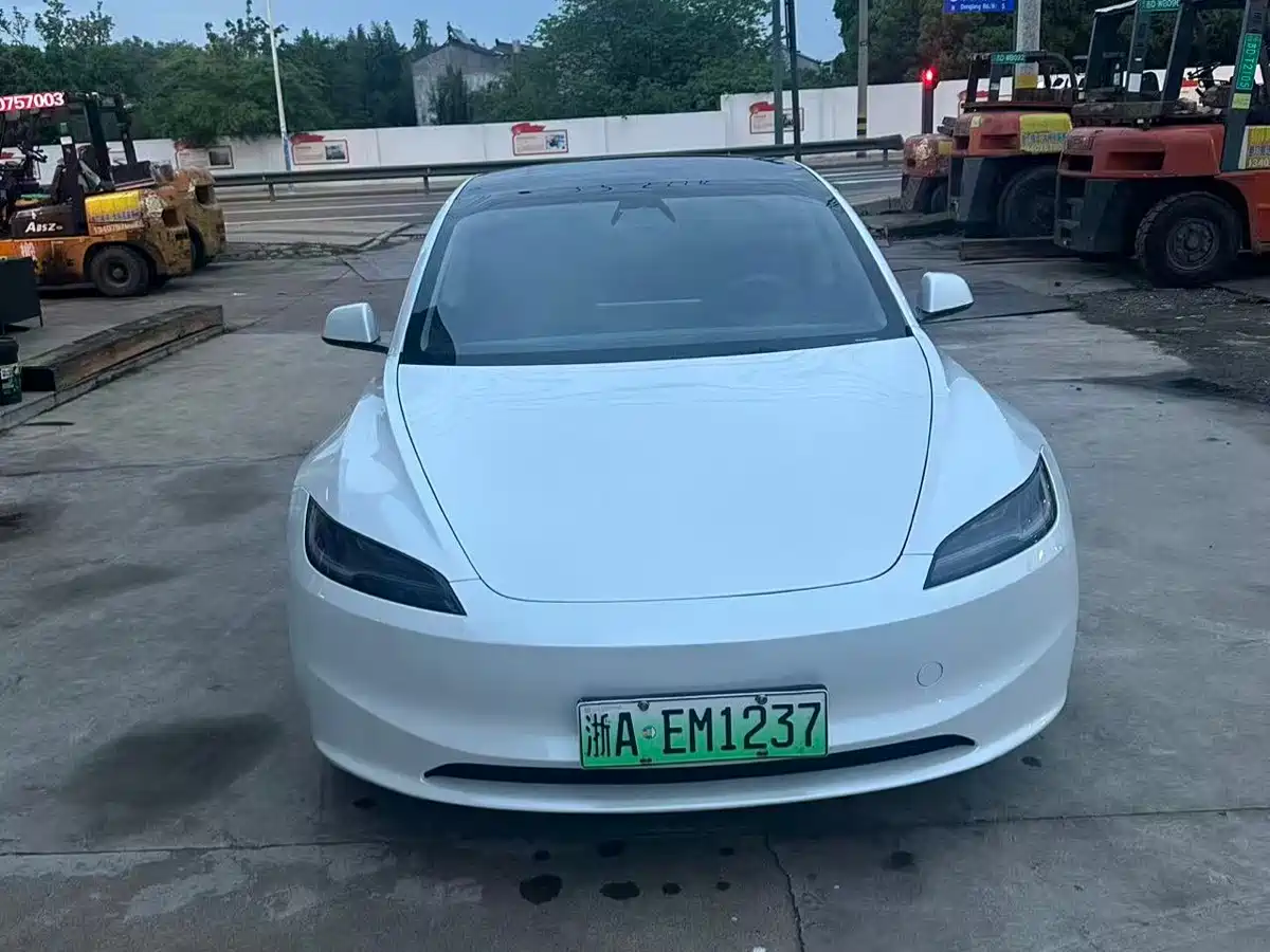 TESLA MODEL 3