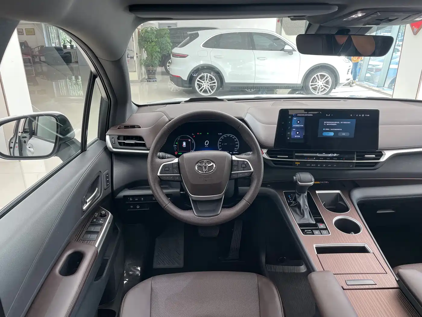 Toyota Granvia 2024 2.5L Hybrid Premium PLUS 4WD Edition фото 25