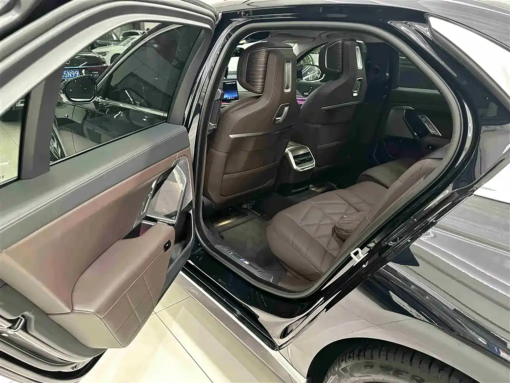 BMW 7 Series 2023 Model 740Li Leading M Sport Package фото 14