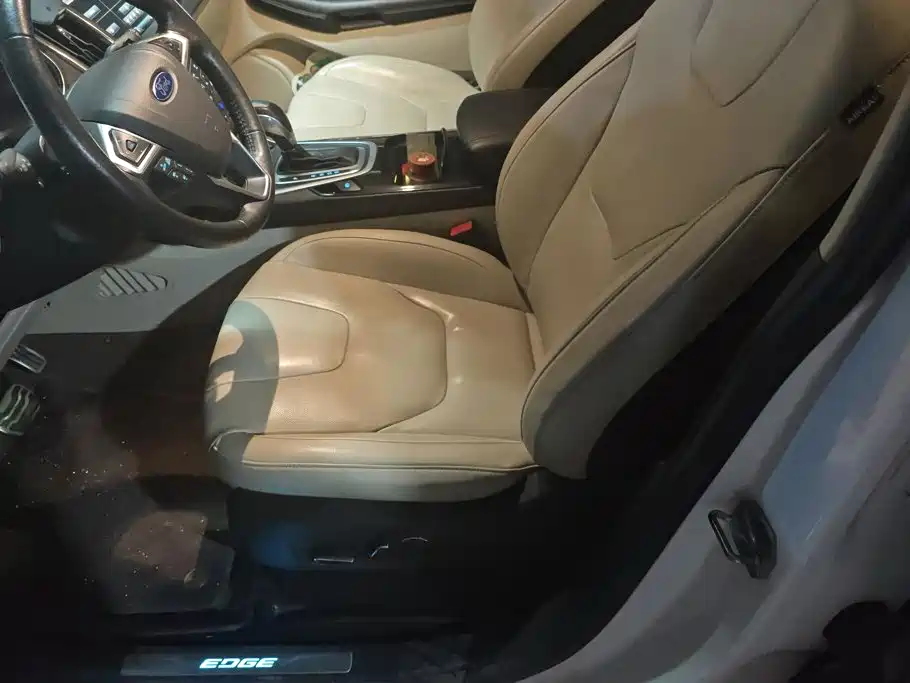 Photo 9 - Ford Edge