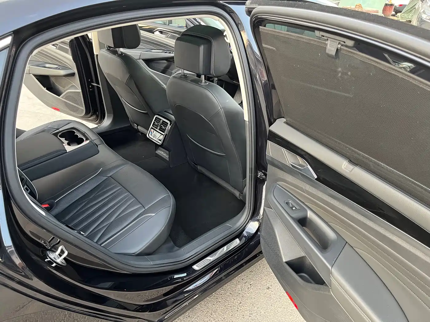 Volkswagen Passat 2022 330TSI Starlight Luxury Edition фото 14
