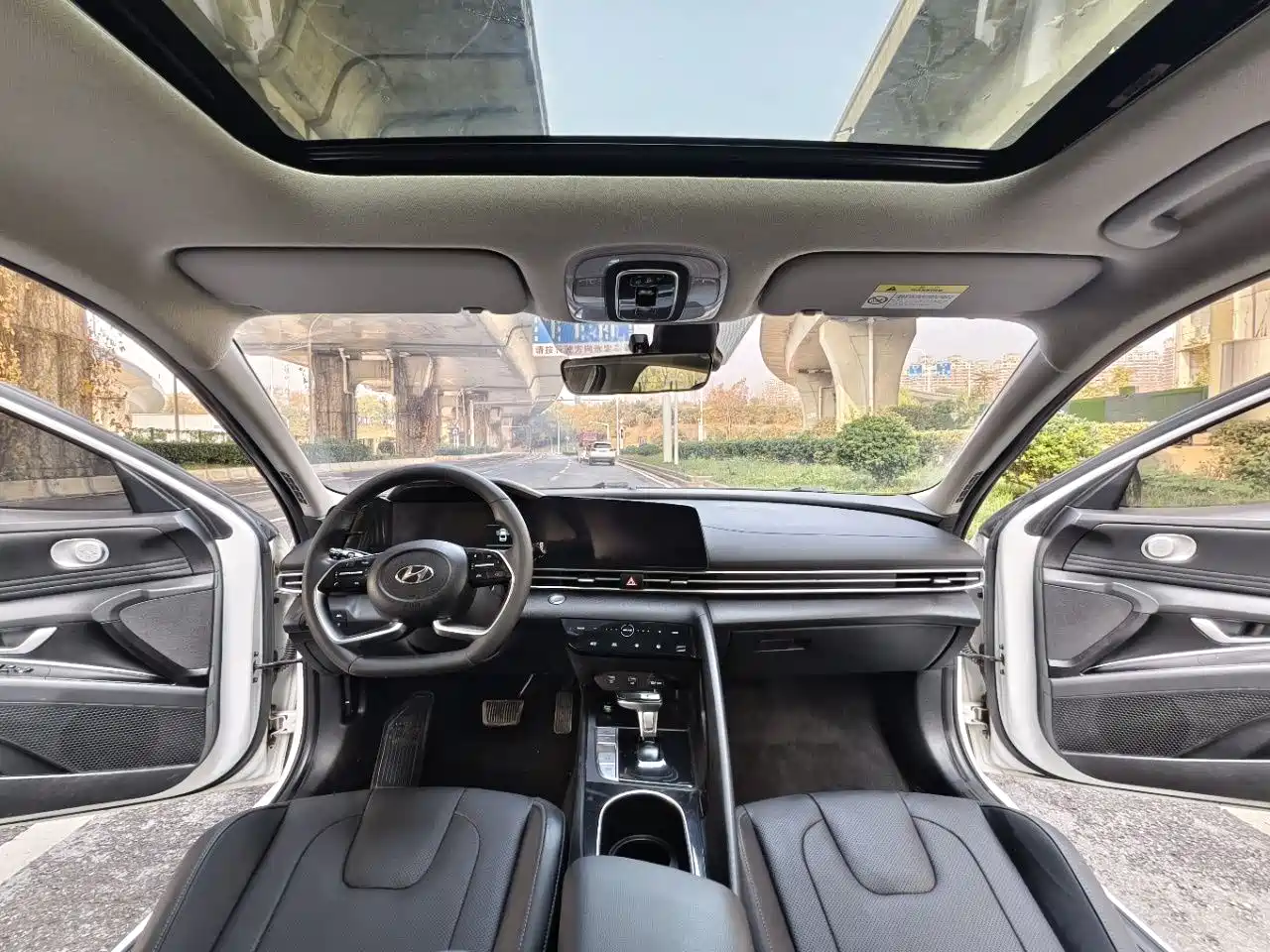 Hyundai Elantra 2022 1.5L CVT LUX Premium Edition фото 11
