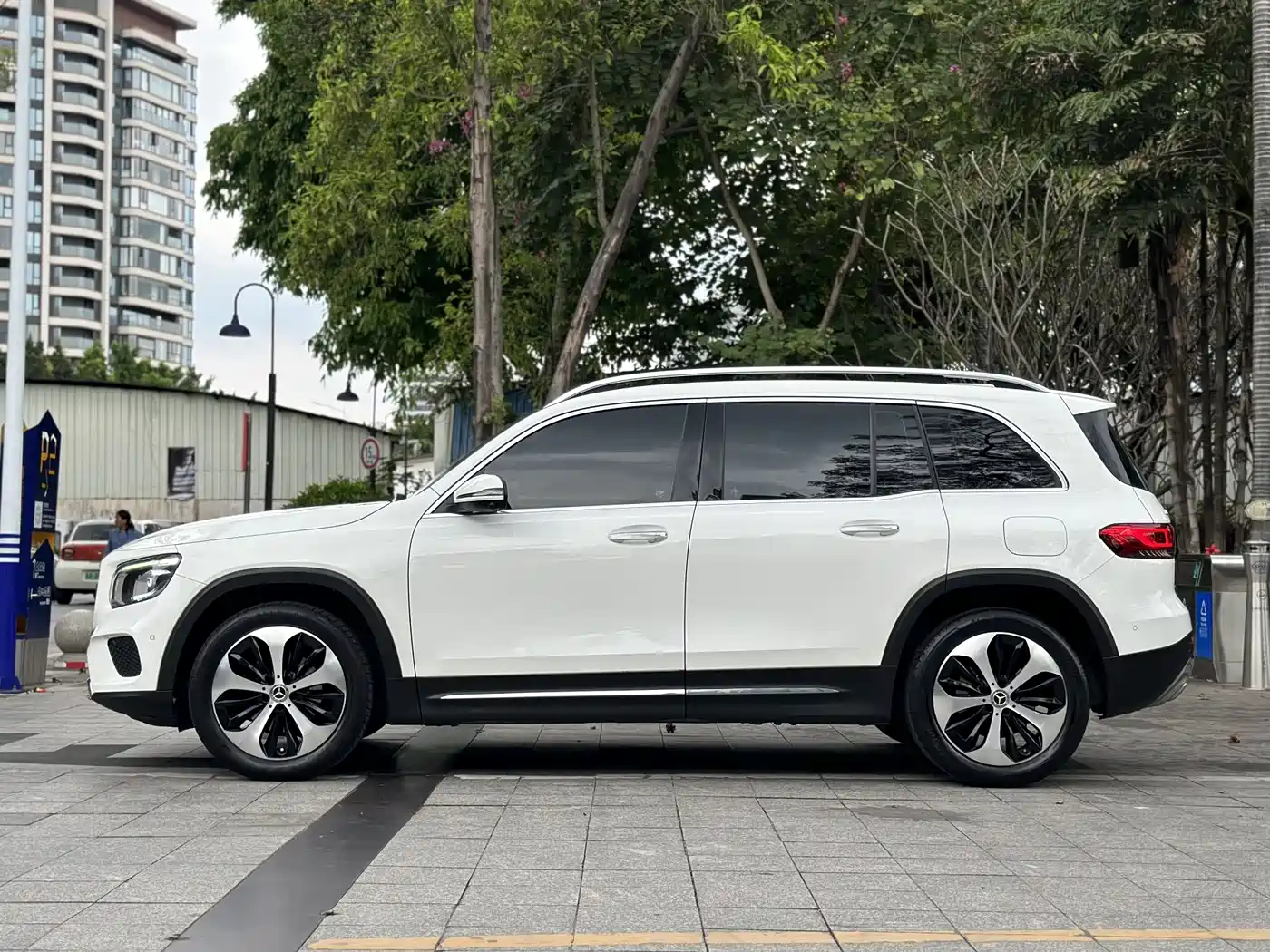 MERCEDES-BENZ GLB