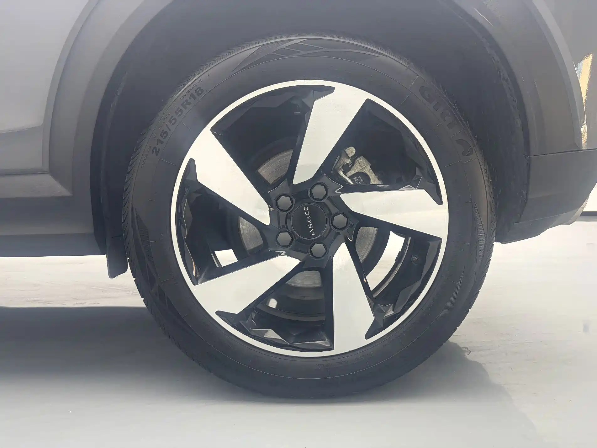 Фото 9 - Lynk & Co 06