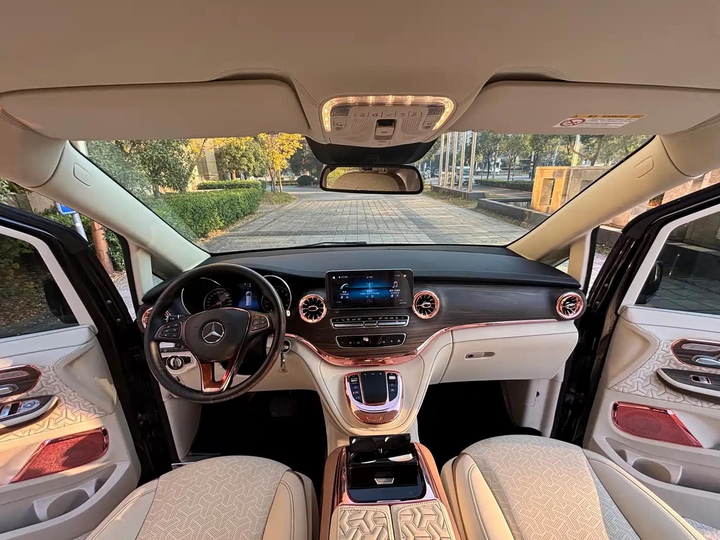 Mercedes-Benz V-Class 2021 V 260 L Long Wheelbase Premium Edition фото 13