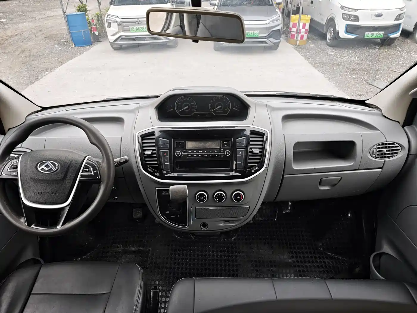 SAIC Maxus Xintu V80 2018 2.5T AMT Aoyun Short Wheelbase Ultra Low Roof 5-6-seater фото 6