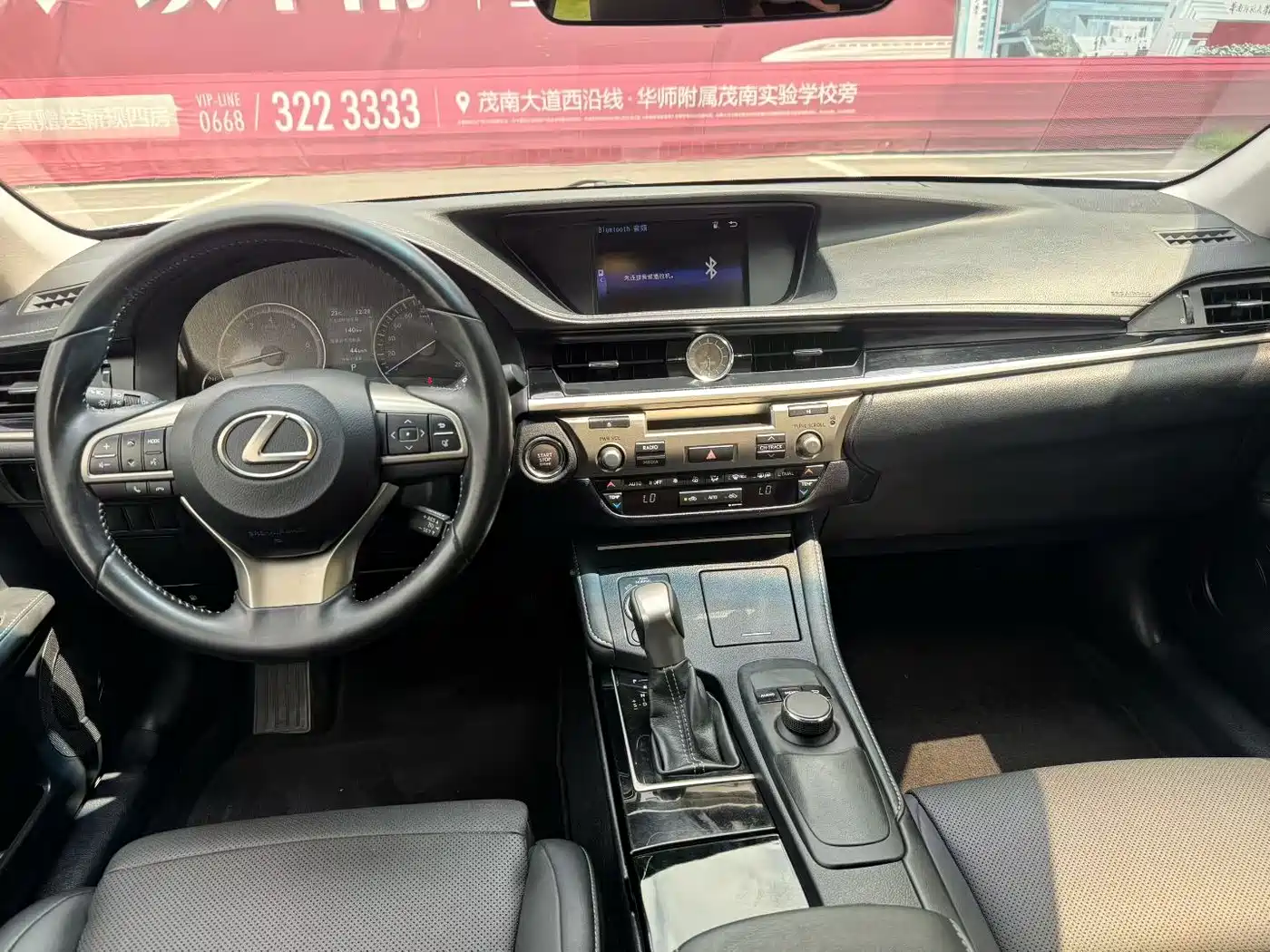 Фото 7 - Lexus ES