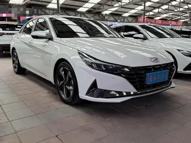 Hyundai Elantra 2022 1.5L CVT LUX Premium Edition — фото 3