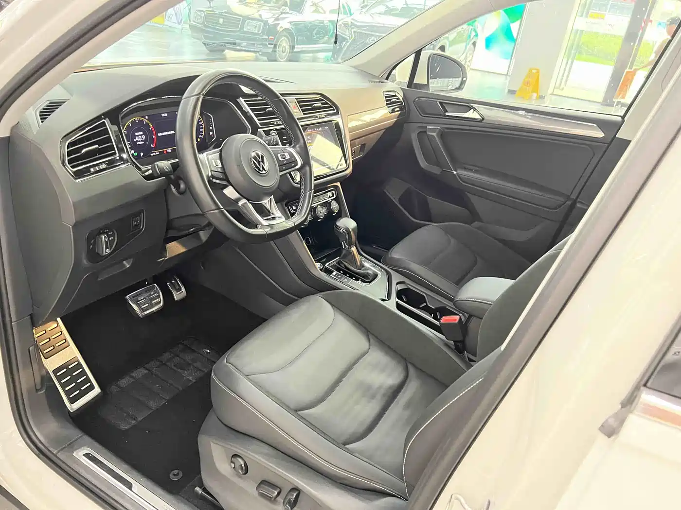 Volkswagen Tiguan L 2021 330TSI Automatic 2WD R-Line Premium фото 8