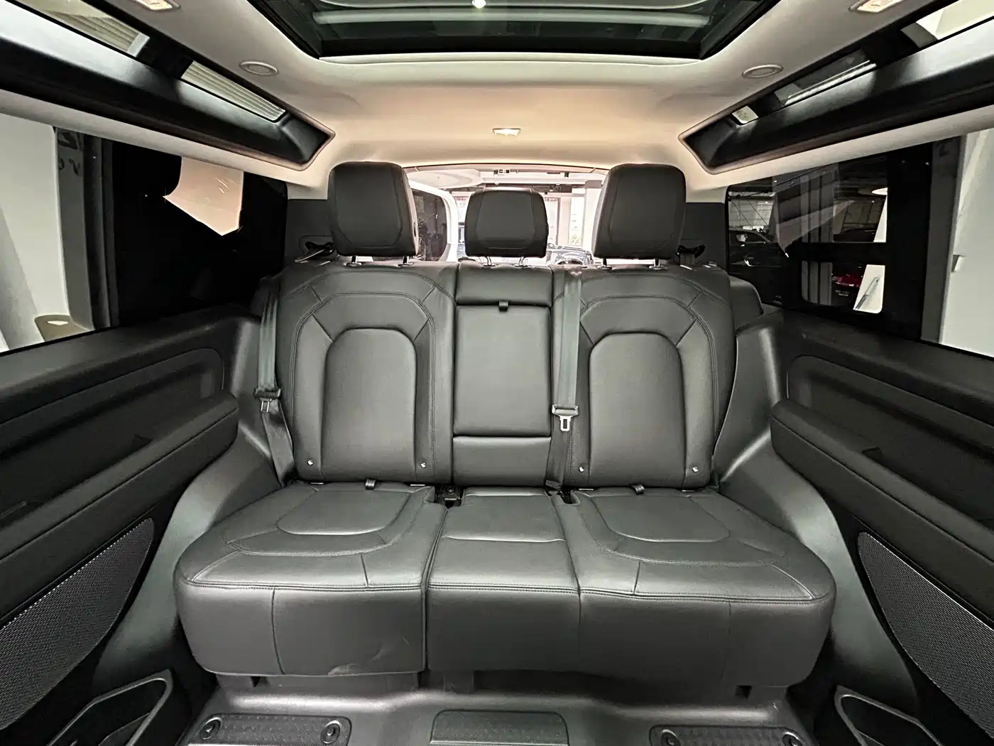 Land Rover Defender 2024 90 2.0T P300 S фото 18
