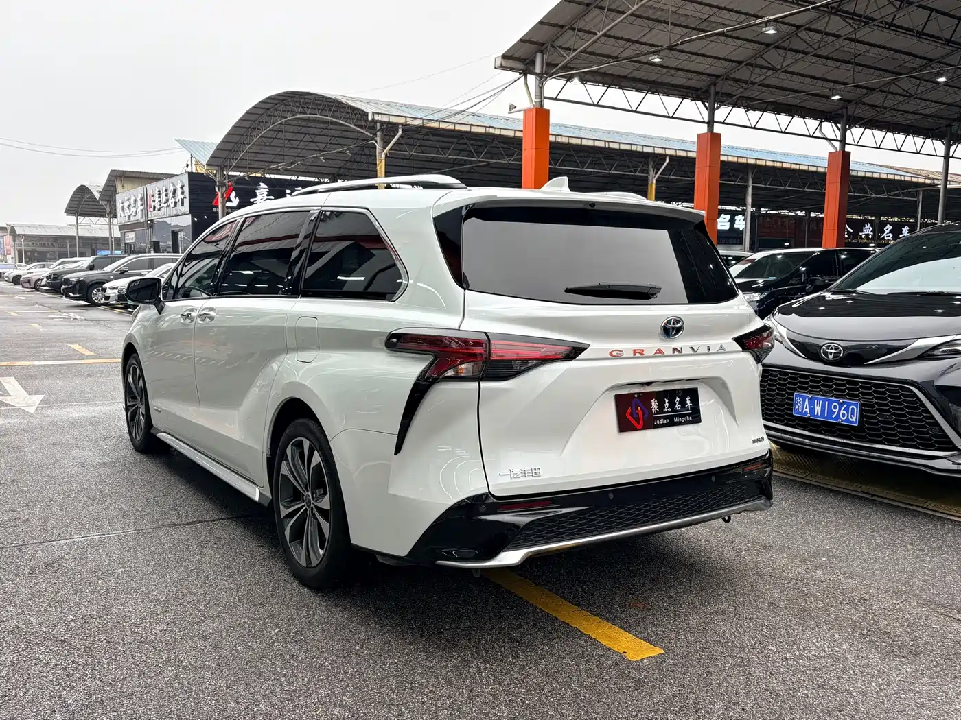 Toyota Granvia 2024 2.5L Hybrid Premium PLUS фото 6
