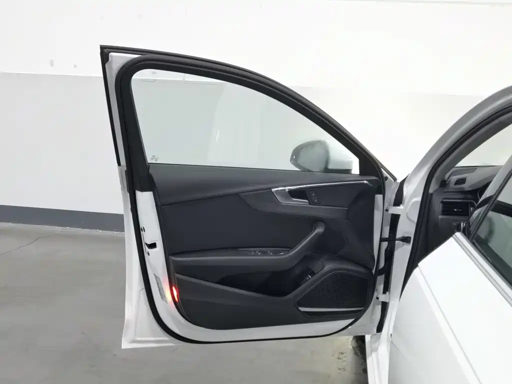 Фото 8 - Audi A4L