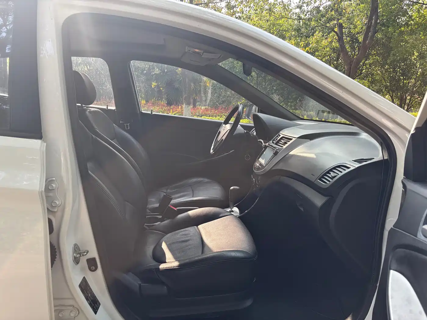 Hyundai Reina 2014 Model 1.4L Automatic GLX фото 7