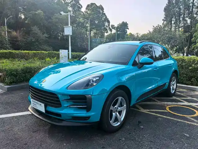 PORSCHE MACAN