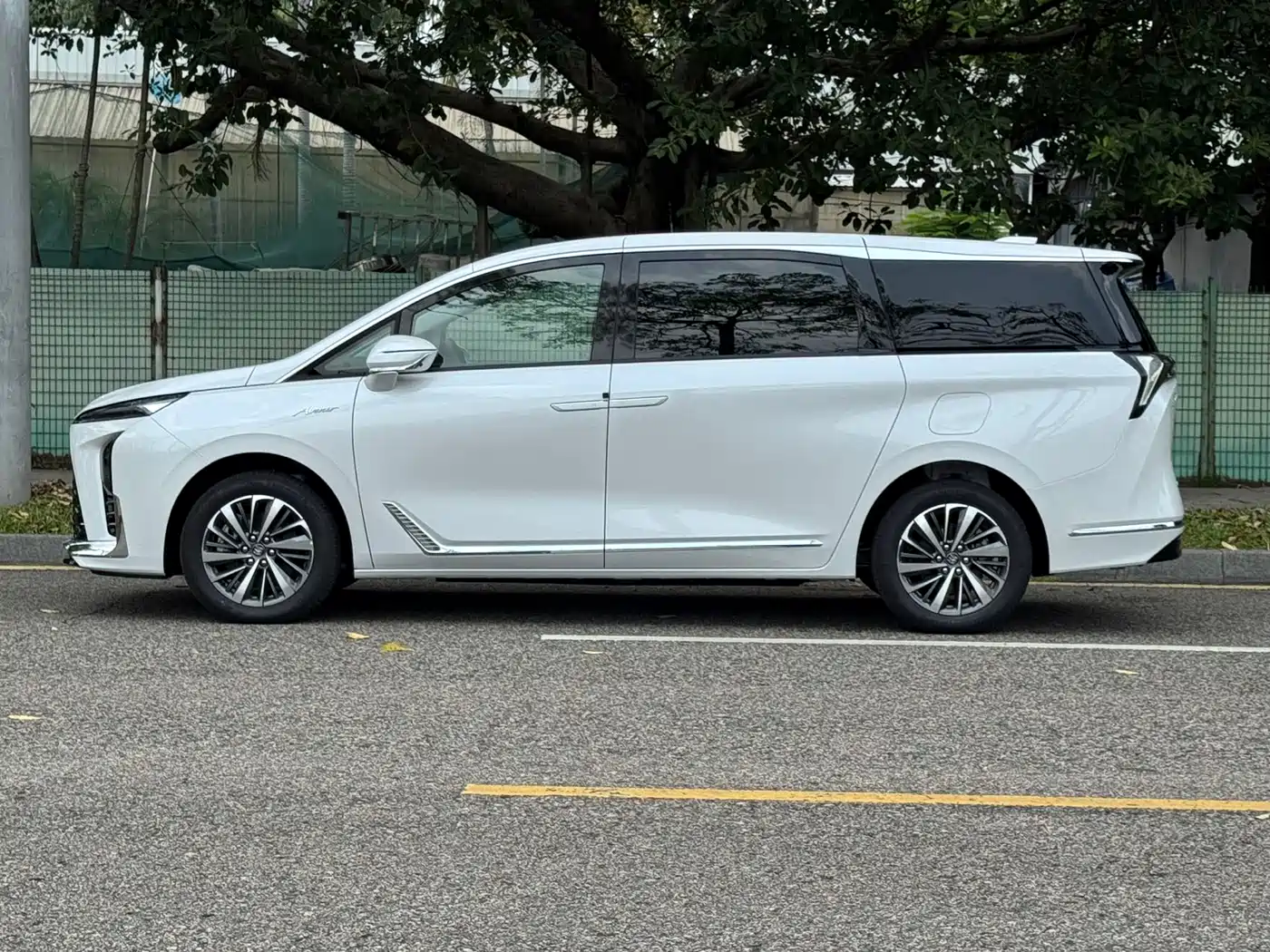 Buick GL8 New Energy 2026 Luzun Smart Luxury Avenir Edition фото 14