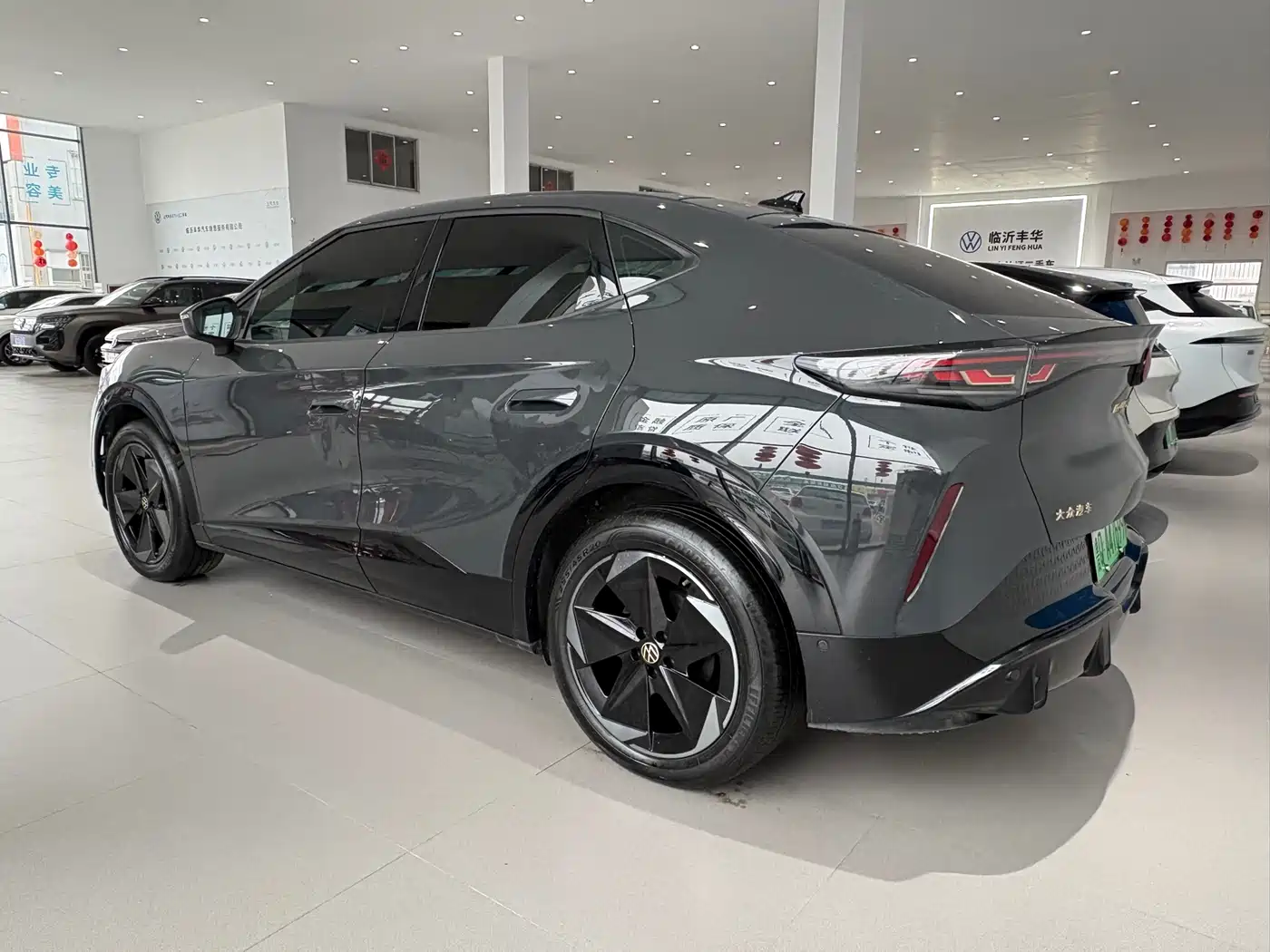 VOLKSWAGEN WITH THE CROWD 06