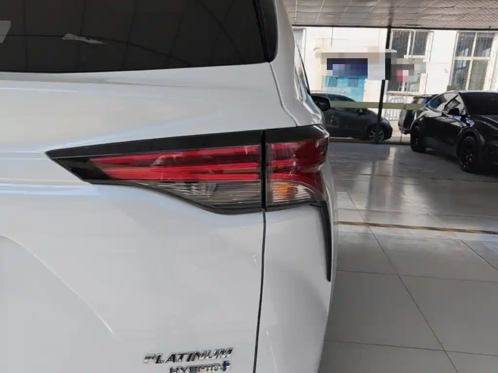 Фото 8 - Toyota Sienna