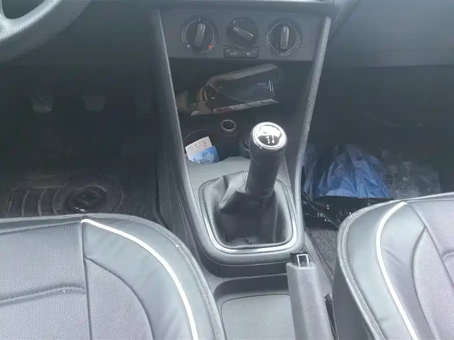 Volkswagen Polo 2011 1.4L Manual Joy Edition фото 16