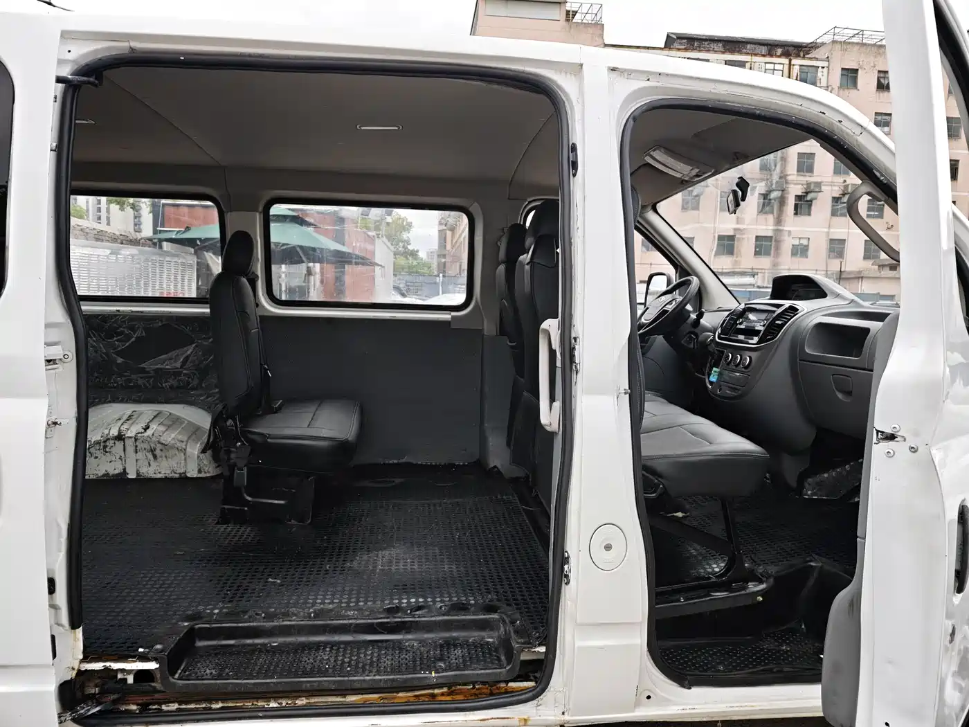 SAIC Maxus Xintu V80 2018 2.5T AMT Aoyun Short Wheelbase Ultra Low Roof 5-6-seater фото 7