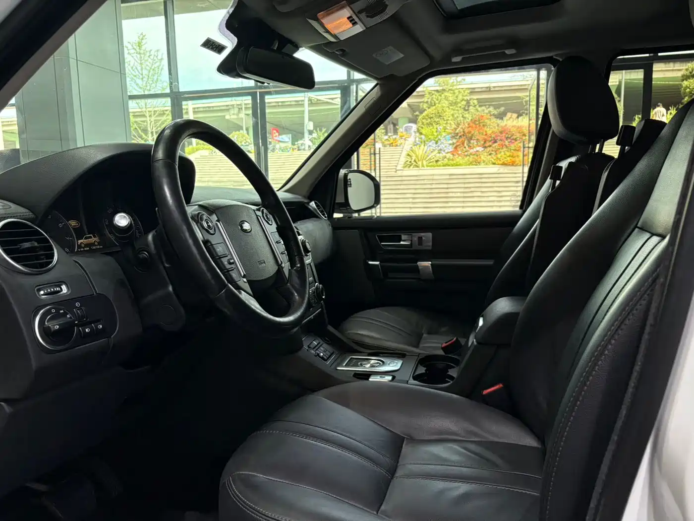 Land Rover Discovery 2015 3.0 SC V6 SE фото 10