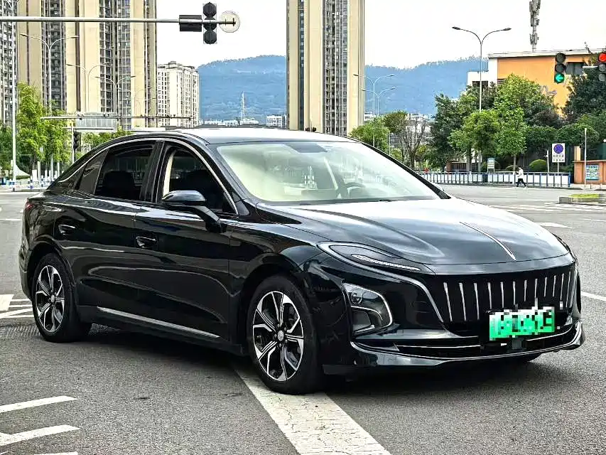 Hongqi E-QM5 2022 431km Charging Enjoyment Edition фото 3