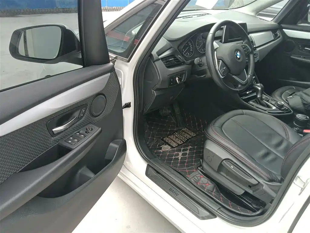 BMW 2 Series Touring 2016 218i Leading фото 12