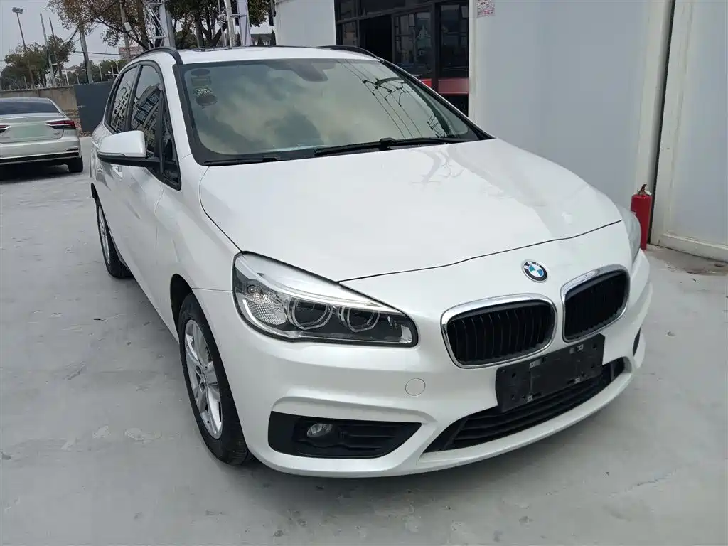 BMW 2 Series Touring 2016 218i Leading фото 22